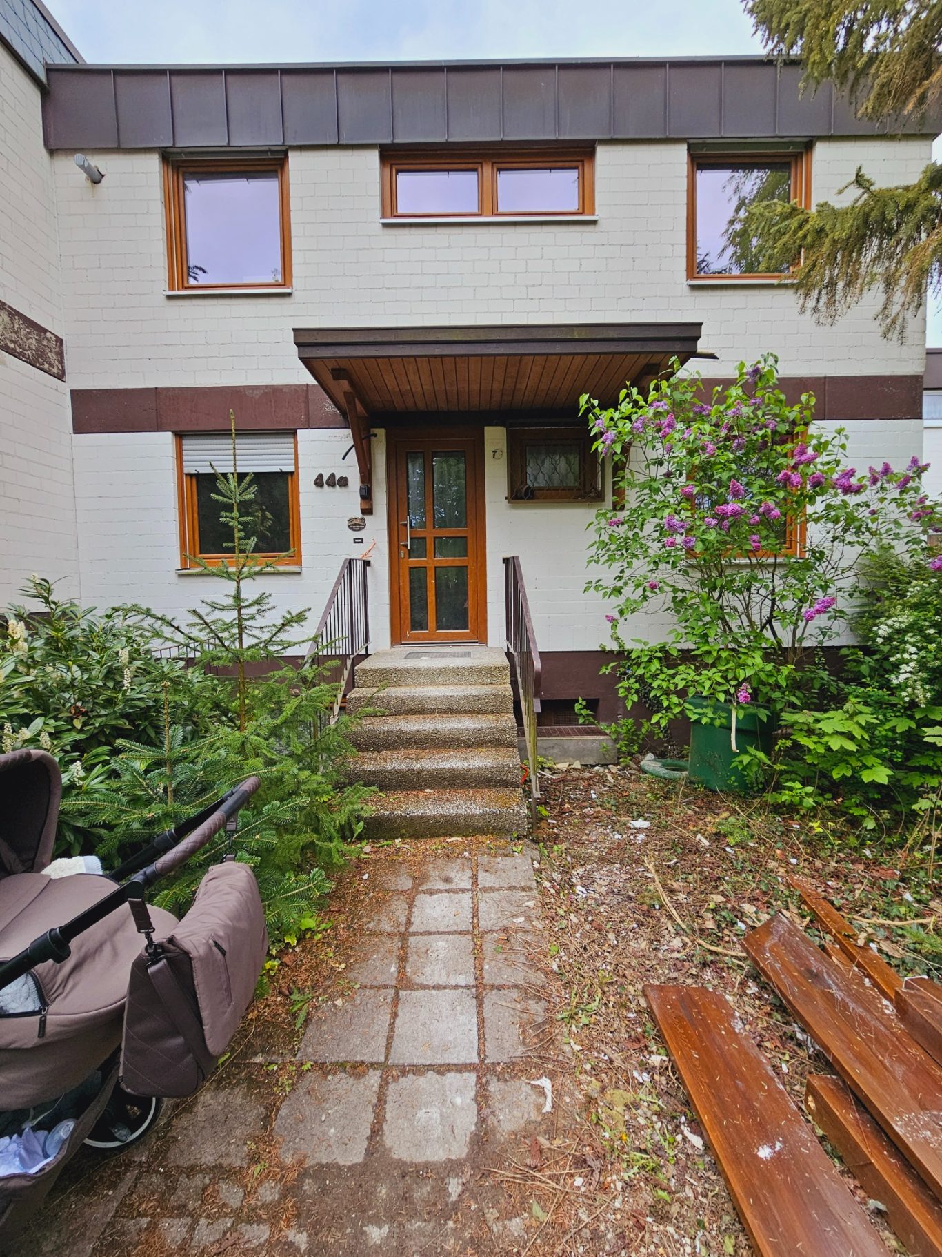 Fassade zum Eingang (Vor der Sanierung)